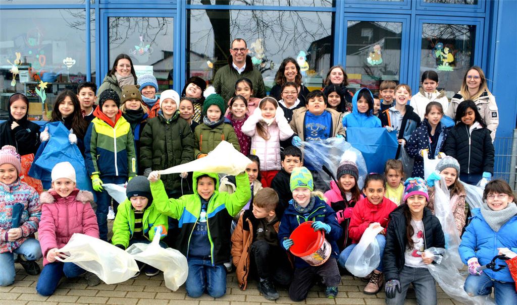 Der Mühlacker Oberbürgermeister Frank Schneider besucht die kleinen Müllsammler der Hartfeldschule. Unser Bild zeigt ihn unter anderem mit den Zweitklässlern, Schulleiterin Theresia Kugele (4.v.re.) und Nicole Löffel (3.v.re.) vom städtischen Umwelt- und Tiefbauamt. Fotos: Stahlfeld