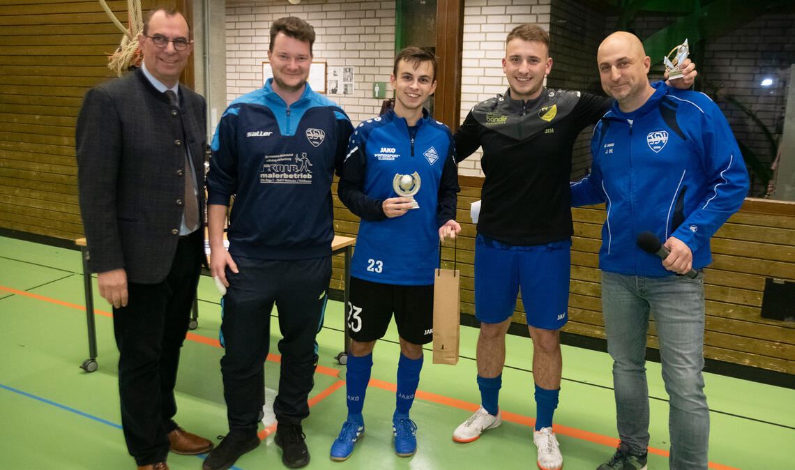 Der Mühlacker Oberbürgermeister Frank Schneider, der TSV-Fußball-Abteilungsleite...