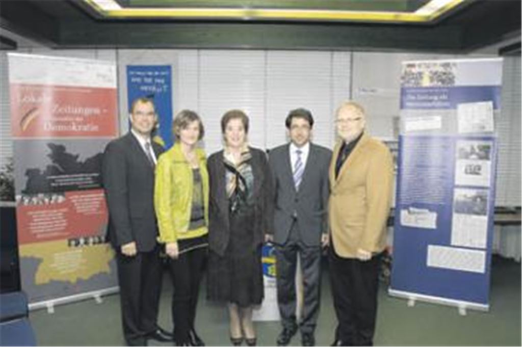 Der Mühlacker Oberbürgermeister Frank Schneider (li.) und Landrat Karl Röckinger (re.), hier mit Verlegerin Brigitte Wetzel und Geschäftsführer Hans-Ulrich Wetzel, finden sich selbst häufig in der Zeitung wieder. Wie wichtig die lokale Berichterstattung für die Demokratie ist, haben sie bei der Ausstellungseröffnung in der von Elli Marx (2. v. li.) geleiteten Stadtbibliothek betont. Foto: Keller