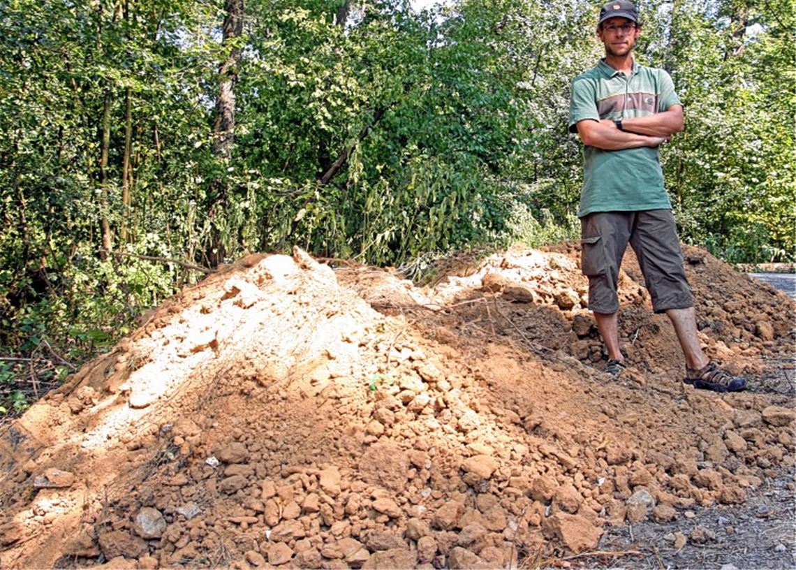 Förster Marco Heinrich ärgert sich: Müllsünder missbrauchen Wald als Erddeponie. Foto: Utzenrath