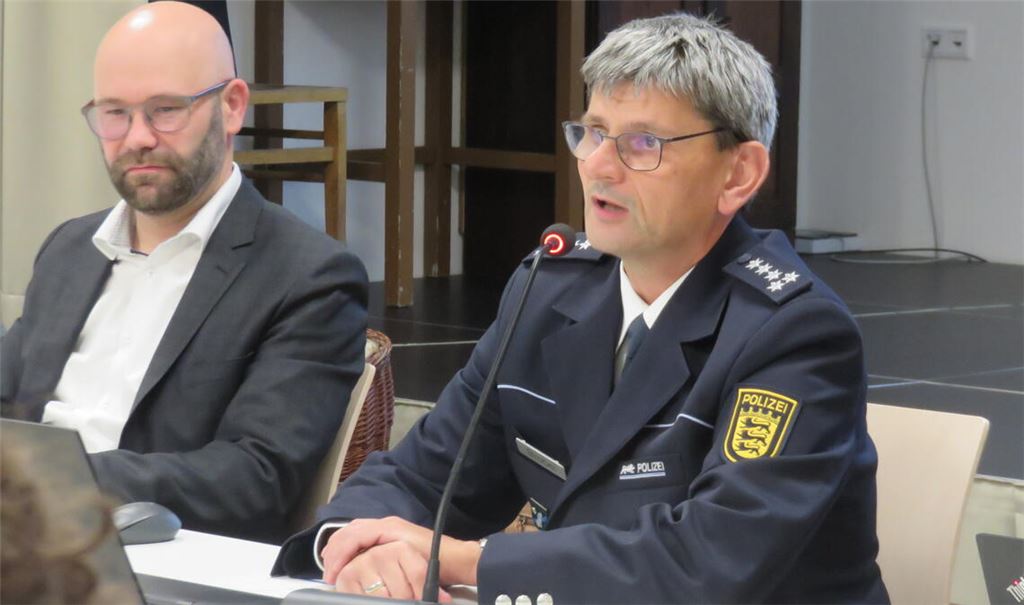 Der Mühlacker Revierleiter Achim Strobel (re.) hat neben Bürgermeister Alexander Kozel Platz genommen und stellt Verwaltung, Gemeinderat und den Zuhörerinnen und Zuhörern die Kriminalitäts- und Unfallstatistik für 2023 vor. Foto: Becker