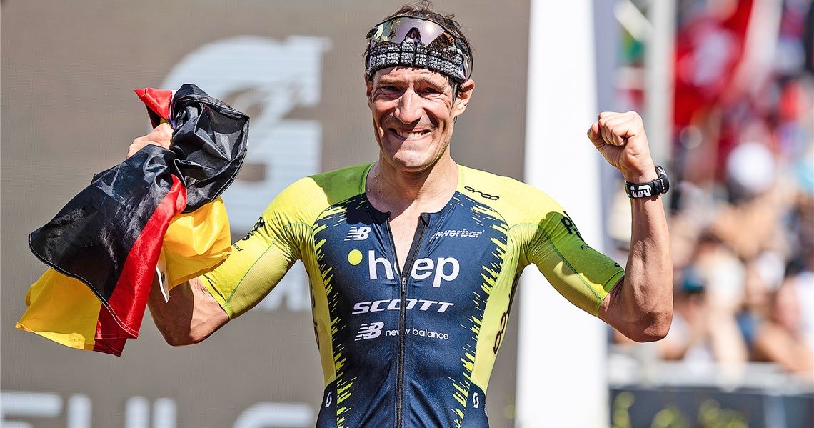 Der Mühlacker Triathlon-Profi schließt sein letztes Kapitel „Ironman auf Hawaii“ mit der deutschen Fahne ab und genießt die Ehrenrunde im Ziel. Fotos (2): (c) Glen Murray / Red Bull Content Pool