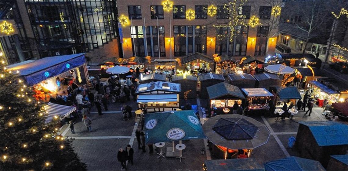 Der Mühlacker Weihnachtsmarkt 2013 von oben betrachtet: Auch dieses Jahr soll die Adventszeit in kleinem, aber feinem Rahmen auf dem Kelterplatz eingeläutet werden. 