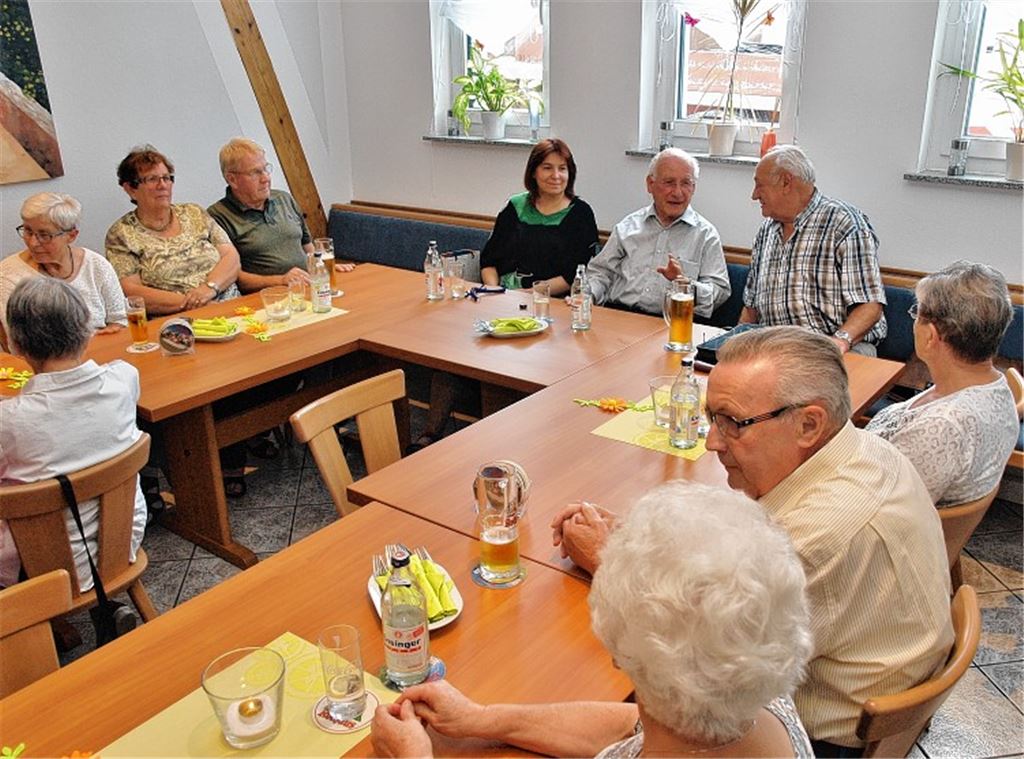 Der Mühlhäuser Seniorentreff feiert Jubiläum – und Alt-OB Knapp (Mitte) ist mit dabei.