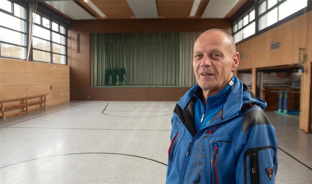 Der Mühlhäuser TSV-Vorsitzende Uwe Ott in der verwaisten Enztalhalle: Nach der kurzfristigen Schließung Anfang der Woche muss sein Verein vorzeitig ausweichen. Fotos: Fotomoment