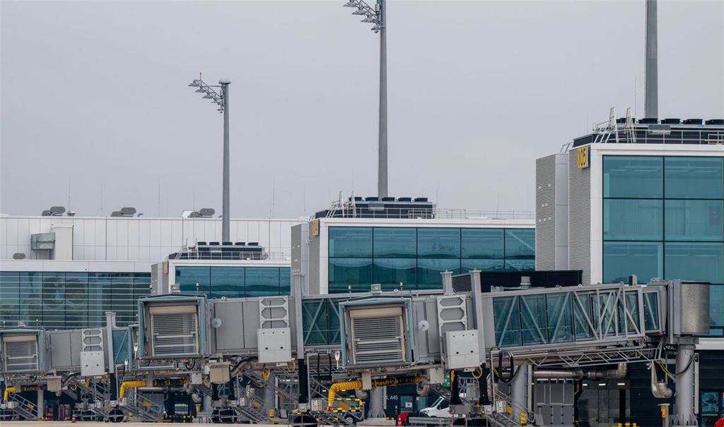 Der Münchner Flughafen wächst - im Bild der Erweiterungsbau des Terminals 1. Die Fernverkehrsanbindung aber fehlt weiter. (Archiv)