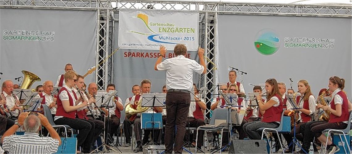 Der Musikverein Mühlacker konzertiert bei der Gartenschau in Sigmaringen.