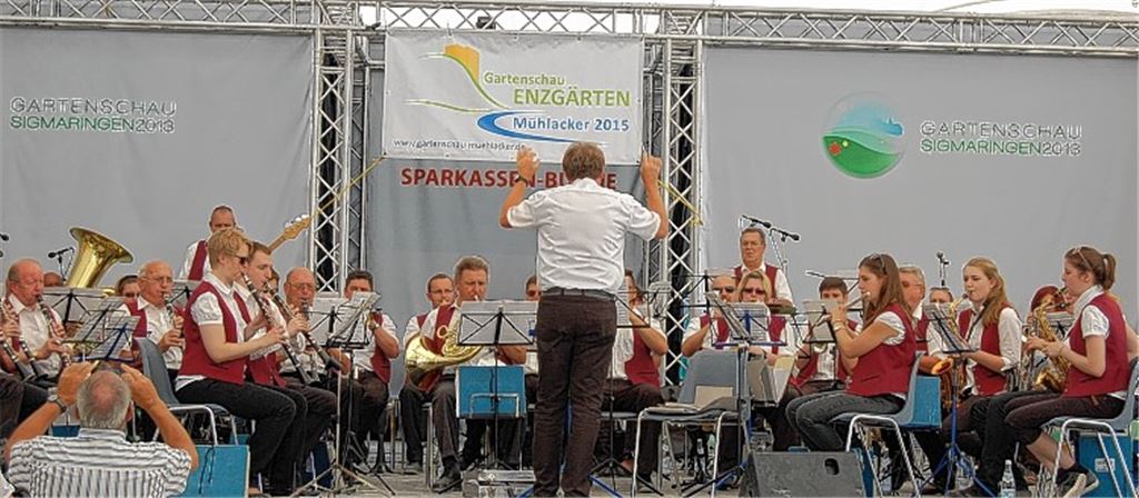 Der Musikverein Mühlacker konzertiert bei der Gartenschau in Sigmaringen.