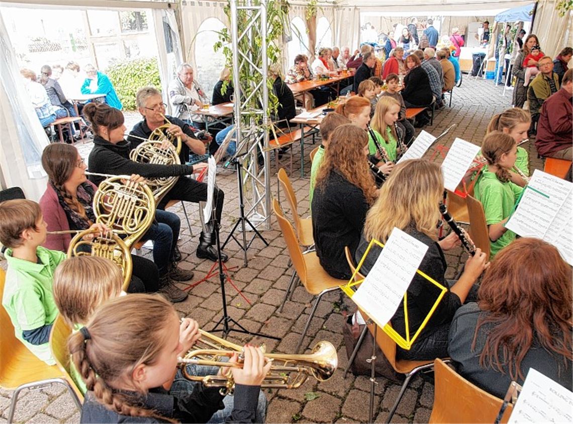 Der Musikverein Ötisheim spielt zur Unterhaltung auf.