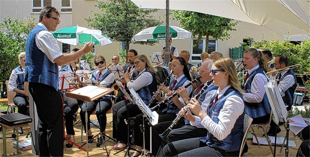 Der Musikverein umrahmt das Fest der Begegnung im Altenzentrum St. Clara.