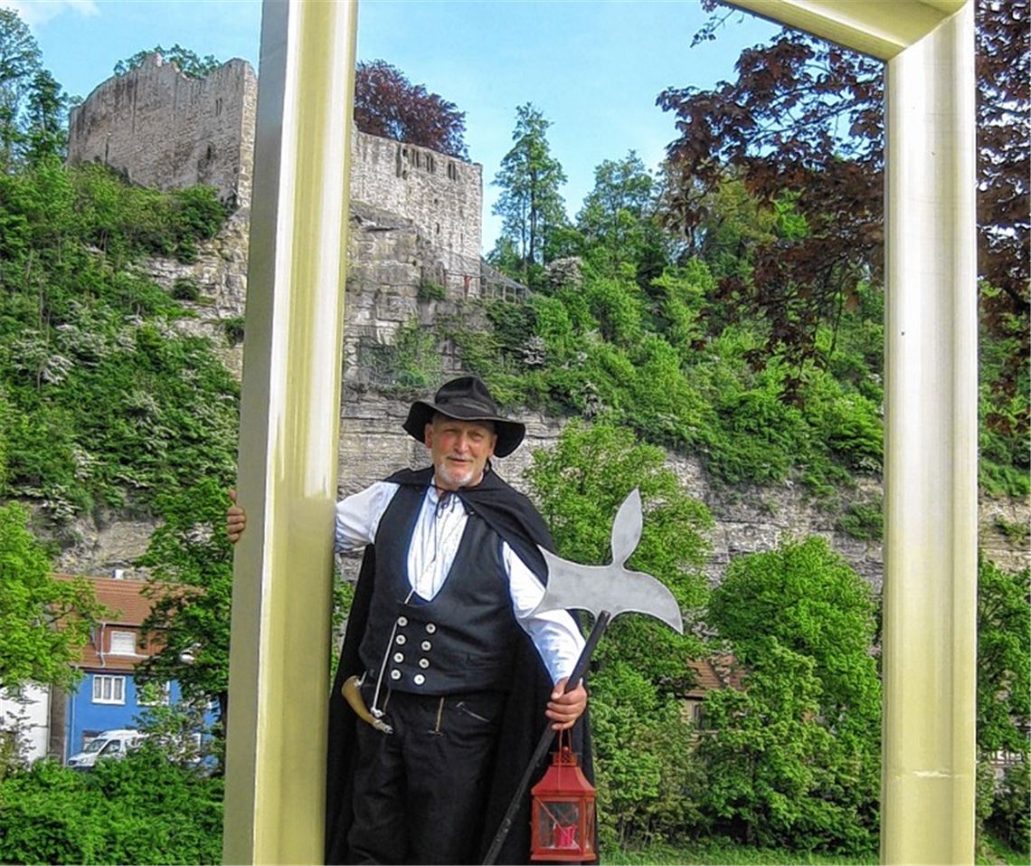 Der Nachtwächter fällt aus dem Rahmen: Rainer Wallinger beim Löffelstelzguck.