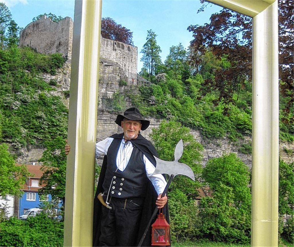 Der Nachtwächter fällt aus dem Rahmen: Rainer Wallinger beim Löffelstelzguck.