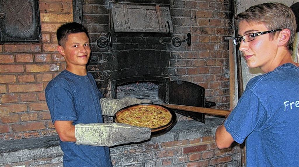 Der Nachwuchs der Freiwilligen Feuerwehr packt am Ofen mit an.