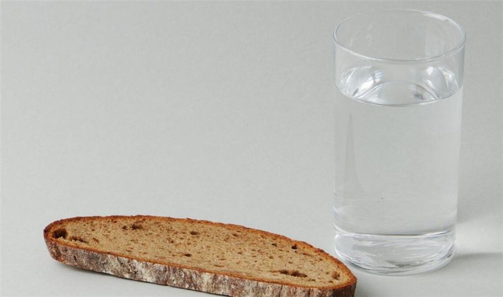 Der Nahrungsverzicht hatte ursprünglich keine Lifestyle-Komponente:. Durch Enthaltsamkeit und Gebet soll der Mensch Buße für sein sündiges Leben tun und die Nähe zu Gott suchen. Fasten ist kein Selbstzweck, sondern ein Weg zur spirituellen Reinigung und Versicherung im Glauben.