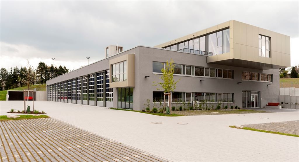 Der Neubau der Mühlacker Feuerwache macht mit ihren beträchtlichen Ausmaßen einiges her. Die Hochbauarbeiten sind abgeschlossen. Zurzeit laufen noch Restarbeiten. Foto: Fotomoment