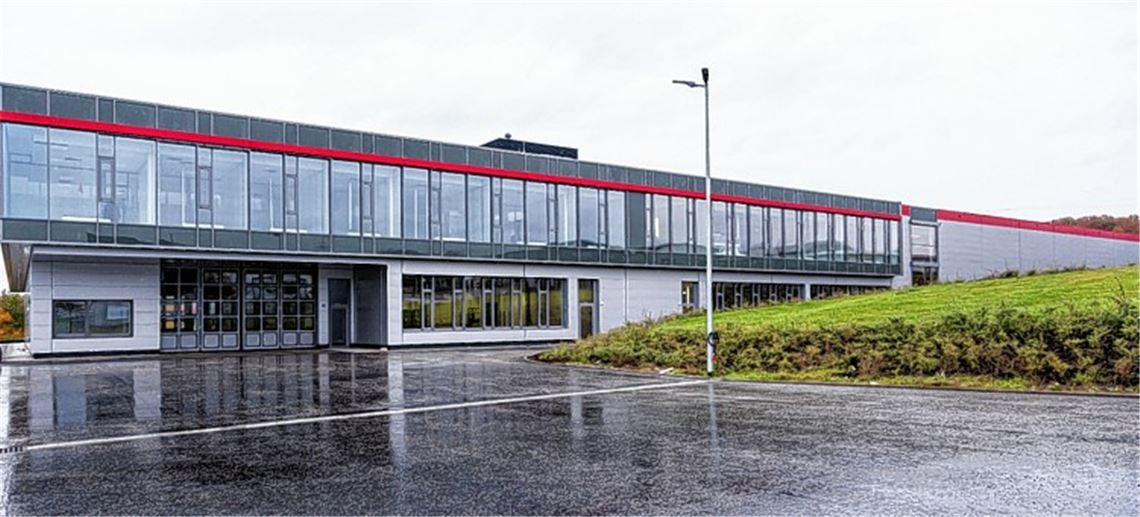 Der Neubau mit seiner Glasfassade.Foto: Maik Molkentin-Grote