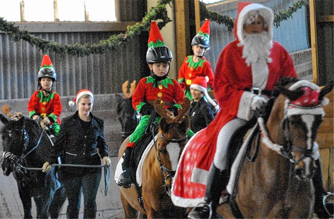 Der Nikolaus und seine Weihnachtswichtel. Foto: Stahlfeld