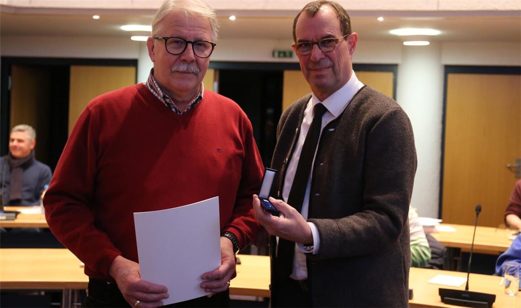 Der OB (re.) würdigt die Leistung Wolfgang Schreibers im Gemeinderat. Foto: Deeg