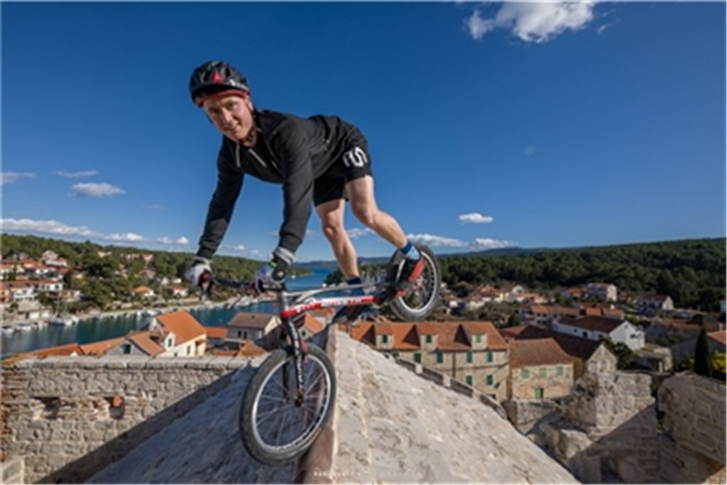 Der Oberderdinger Jonas Friedrich – hier bei einem Trainingscamp in Kroatien – liebt den Fahrrad-Trial-Sport seit früher Kindheit. Fotos: privat