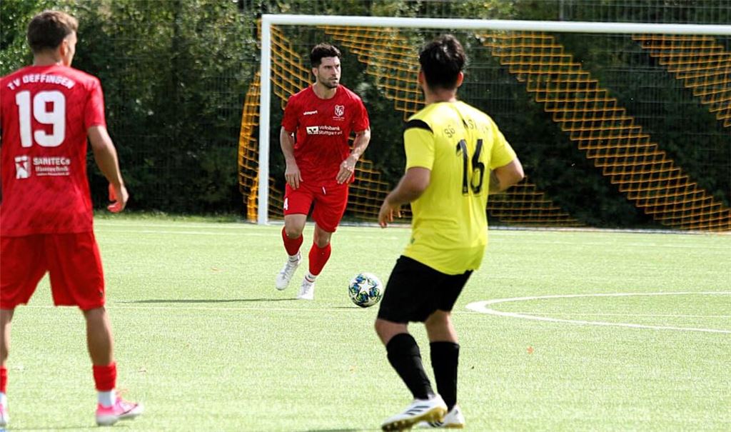 Der Oeffinger Innenverteidiger Justin Bren (am Ball) hat sich einmal mehr schwer verletzt und wird dem Team längere Zeit fehlen.