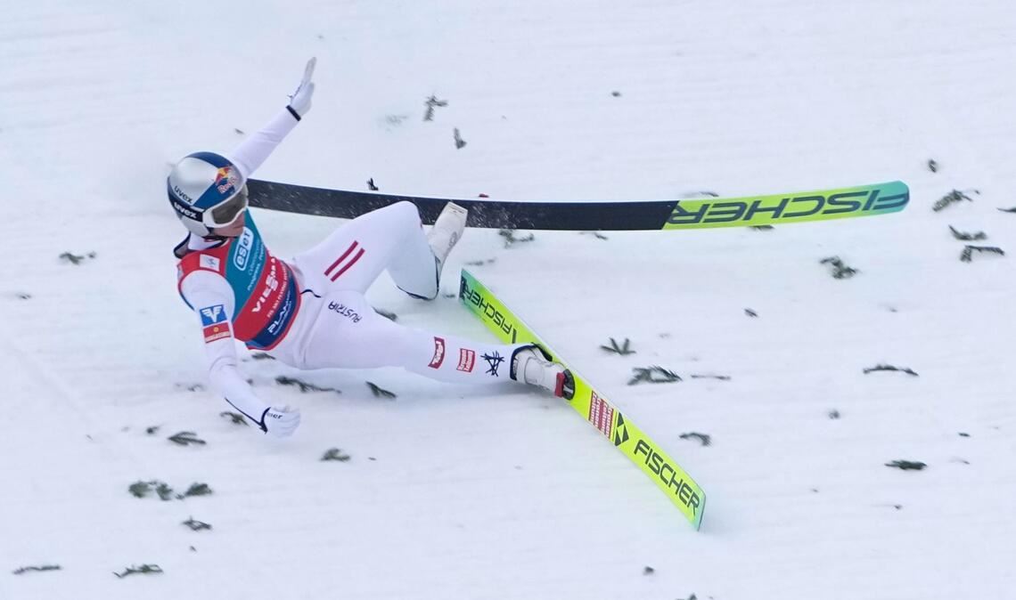 Der Österreicher Stephan Embacher stürzte nach seinem Sprung auf 240 Meter.