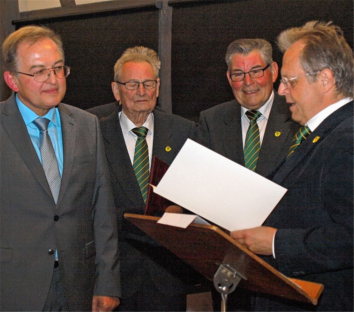 Ehrennadel für Ernst Metzler