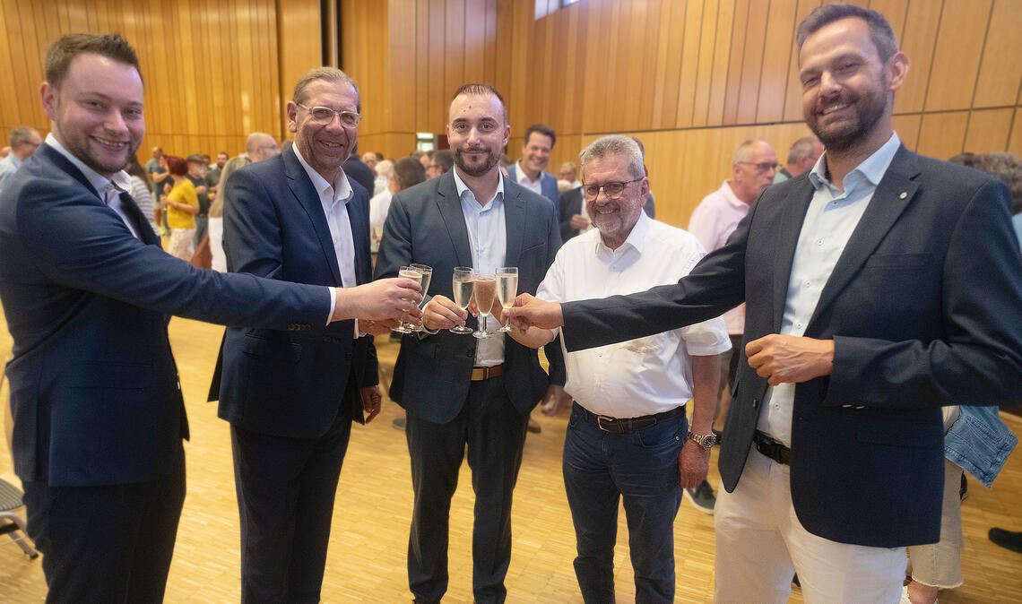 Der Ötisheimer Hauptamtsleiter Christian Bauer, Neulingens Bürgermeister Michael Schmidt als Sprecher der Enzkreis-Bürgermeister, der neue Bürgermeister Matthias Speidel, Uwe Oehler (stellvertretender Bürgermeister in Ötisheim) und Enzkreis-Landrat Bastian Rosenau (v.li,) stoßen auf eine ganz besondere Sitzung an. Fotos: Fotomoment