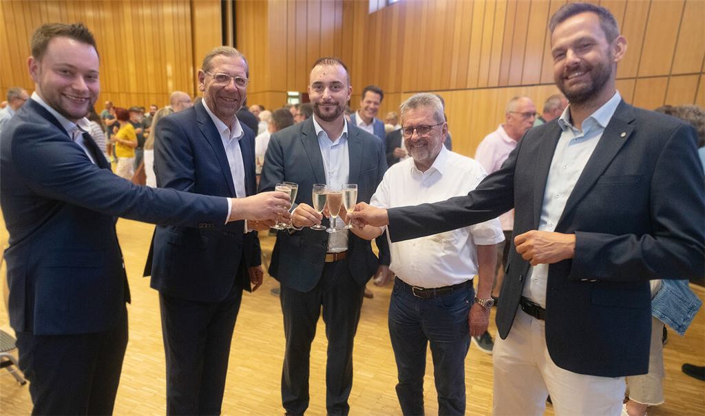 Der Ötisheimer Hauptamtsleiter Christian Bauer, Neulingens Bürgermeister Michael Schmidt als Sprecher der Enzkreis-Bürgermeister, der neue Bürgermeister Matthias Speidel, Uwe Oehler (stellvertretender Bürgermeister in Ötisheim) und Enzkreis-Landrat Bastian Rosenau (v.li,) stoßen auf eine ganz besondere Sitzung an. Fotos: Fotomoment