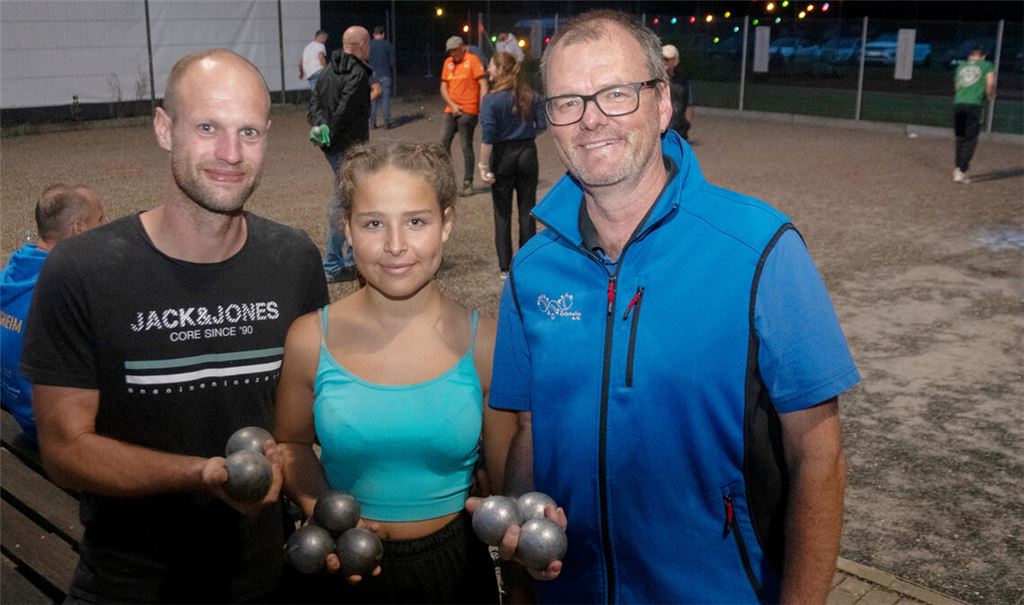 Der Ötisheimer National- und Bundesligaspieler vom BC Horb Tobias Müller gewann mit seiner Stieftochter Janaina Cabrera das A-Turnier (Foto mit Patrick Herrling/re.).