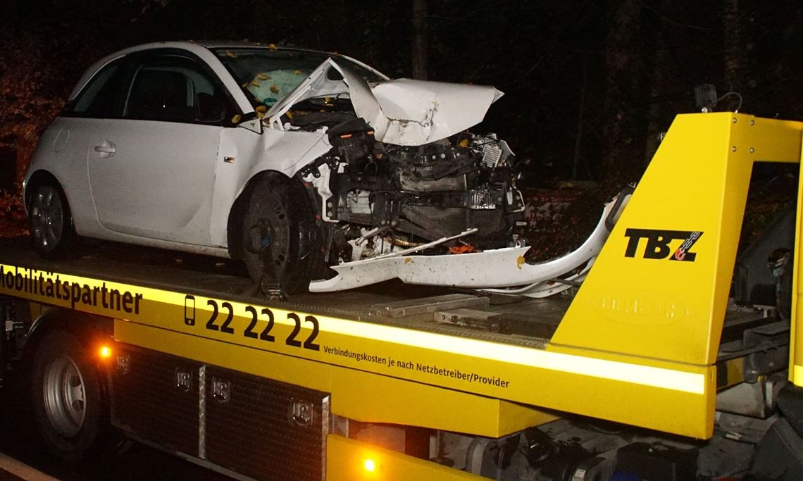 Der Opel der jungen Autofahrerin muss abgeschleppt werden. Foto: sdmg