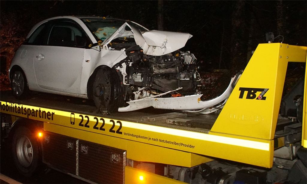 Der Opel der jungen Autofahrerin muss abgeschleppt werden. Foto: sdmg