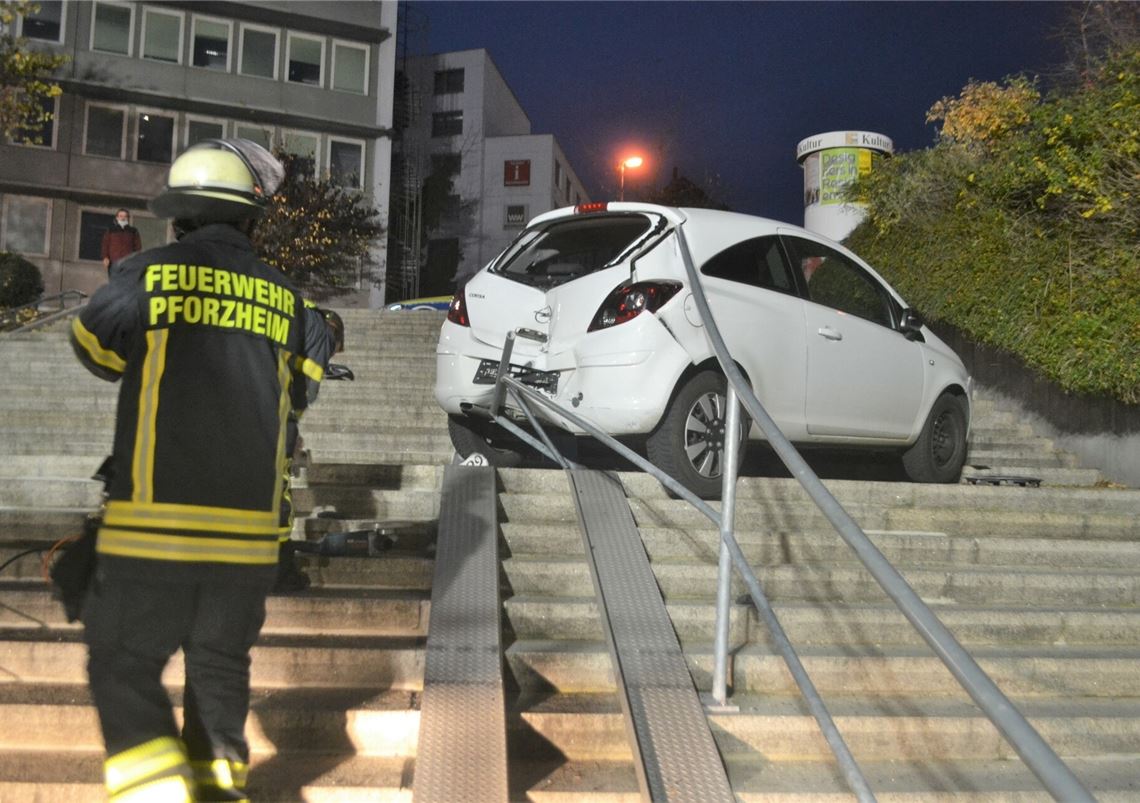 Opel rollt rückwärts Treppe hinab Der Opel, der ohne Fahrer losgerollt ist, bleibt am Geländer hängen.Myroshnichenko