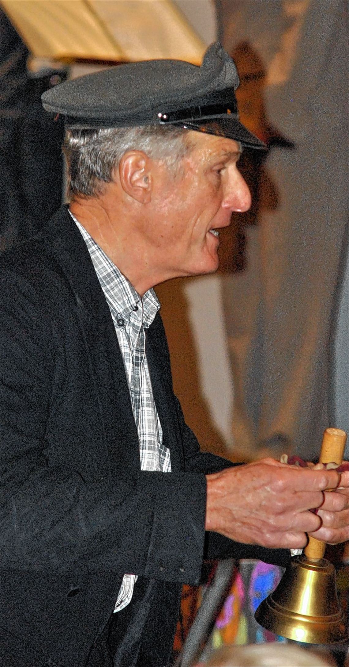 Der Ortsbüttel alias Konrektor Hans-Gerd Barth (Bild li.) blickt in die Vergangenheit, während der Grundschulchor den Festabend um aktuelle Klänge bereichert.