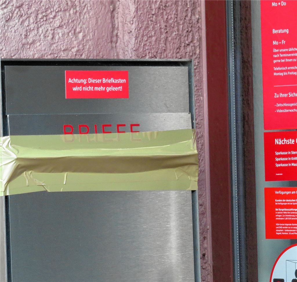 Der Ortschaftsrat, hier vertreten durch (v.li.) Jan Schmitzer, Volker Riedel, Timo Steinhilper, Andreas Schwing und Charlotte Wiener, stemmt sich mit einer Unterschriftensammlung gegen den Verlust der Sparkassen-Geschäftsstelle. Momentan können Kunden keine Überweisungen einwerfen.Fotos: Becker