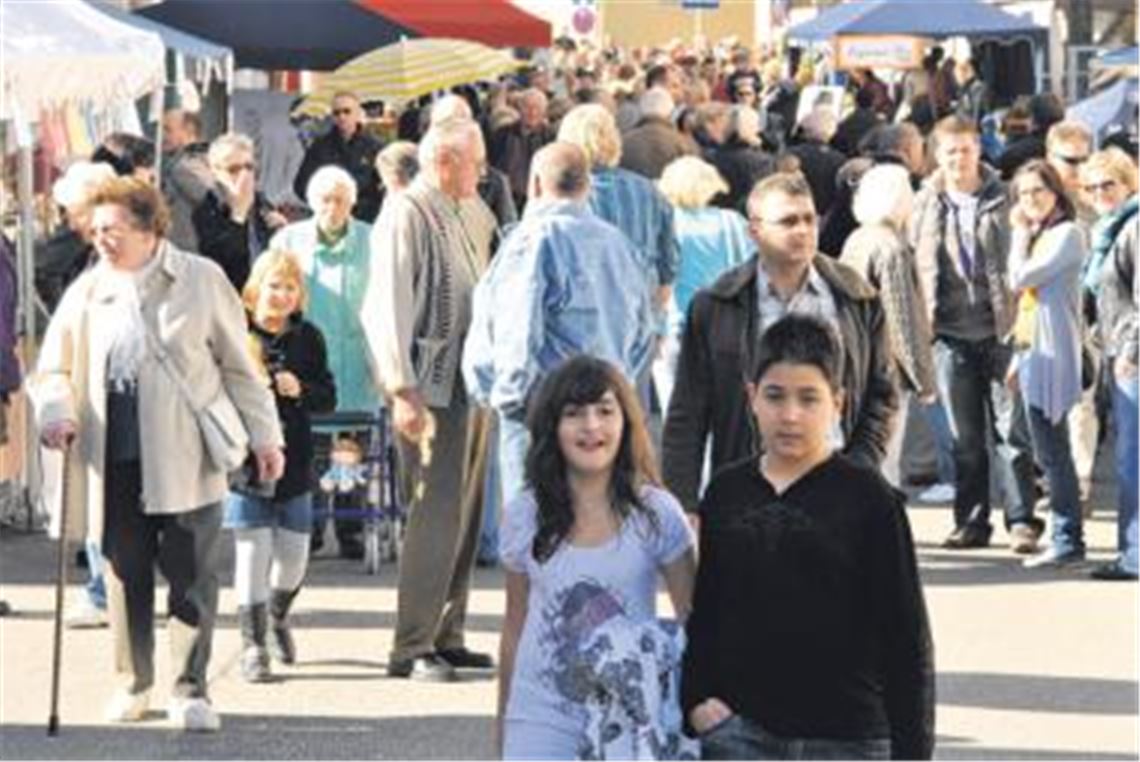 Der Ortskern als Flaniermeile: Tausende Besucher haben sich gestern bei herrlich sonnigem Wetter die neunte Auflage des Dürrmenzer Herbstmarkts nicht entgehen lassen. Foto: Stahlfeld