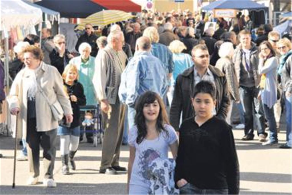 Der Ortskern als Flaniermeile: Tausende Besucher haben sich gestern bei herrlich sonnigem Wetter die neunte Auflage des Dürrmenzer Herbstmarkts nicht entgehen lassen. Foto: Stahlfeld