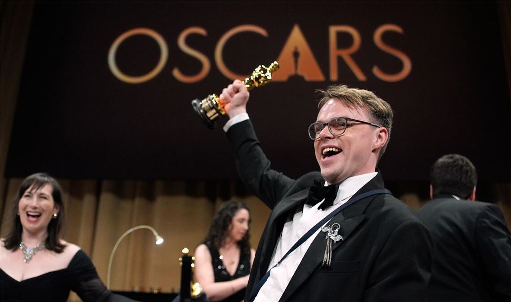 Der Oscar, den Talankin hier voller Stolz in die Luft hält, ging auf dem Weg nach Frankfurt verloren. (Archivbild)