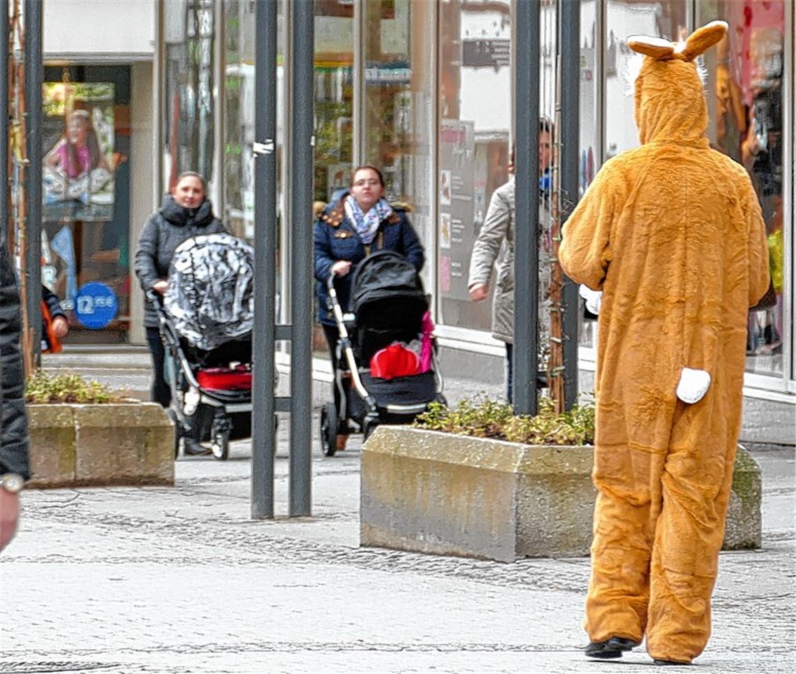 Der Osterhase, der in den Tagen vor dem Fest durch die Pforzheimer Fußgängerzone hoppelt, ist zwar nur ein Mythos, aber trotzdem ein Hingucker für die Passanten.