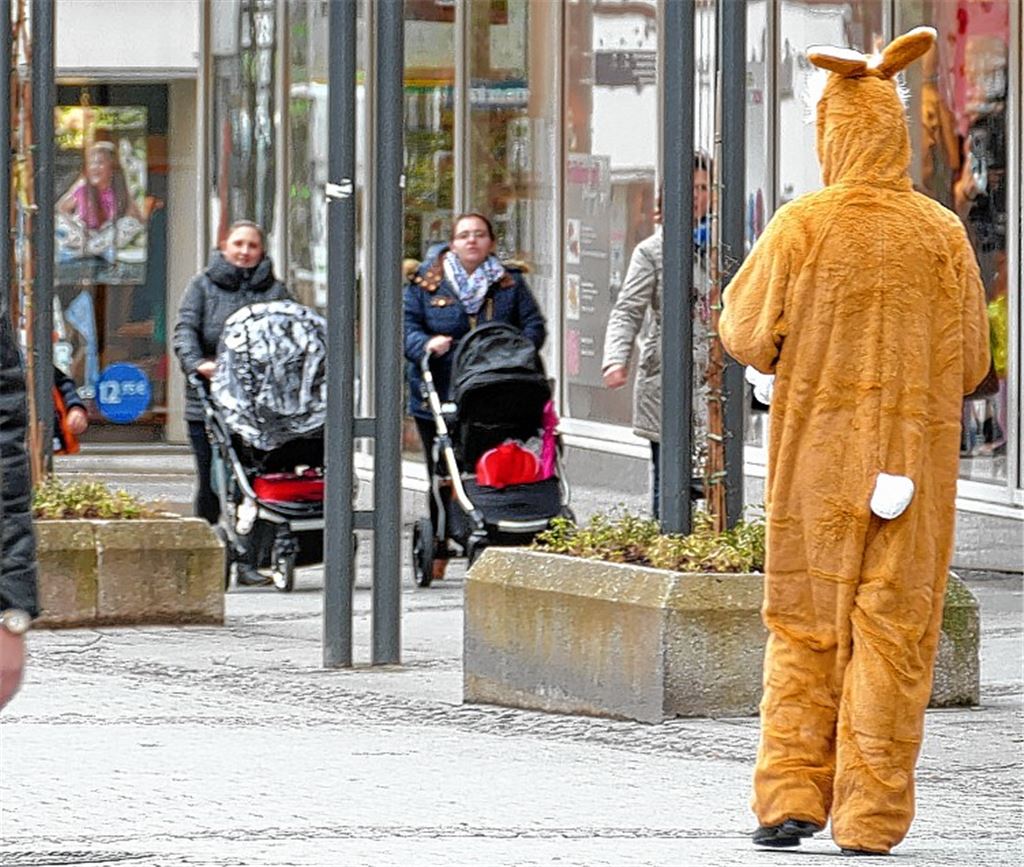 Der Osterhase, der in den Tagen vor dem Fest durch die Pforzheimer Fußgängerzone hoppelt, ist zwar nur ein Mythos, aber trotzdem ein Hingucker für die Passanten.