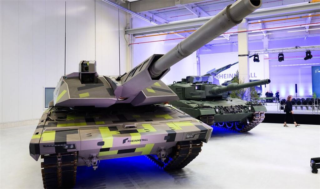 Der Panther-Kampfpanzer von Rheinmetall (links) steht neben anderen Panzern und Haubitzen des Rüstungskonzerns bei einer Vorführung in Unterlüß.