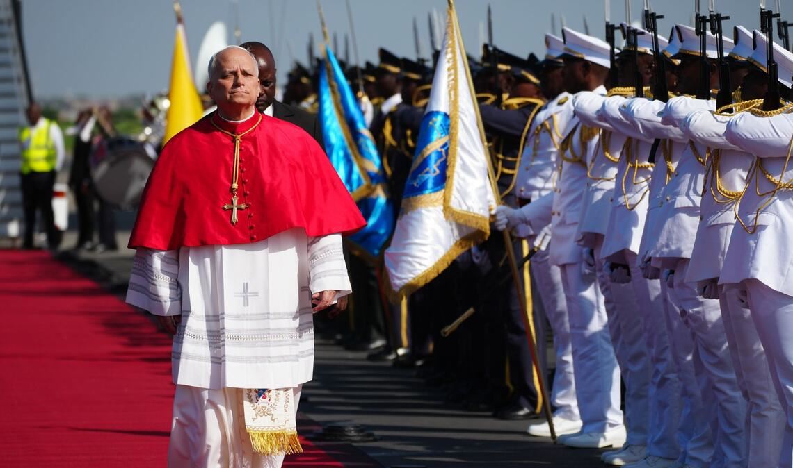 Der Papst bei seiner Ankunft in Luanda.