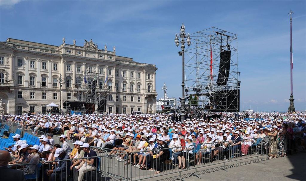 Der Papst hatte in Triest im Nordosten Italiens einen Gottesdienst unter freiem Himmel gefeiert. (Archivbild)