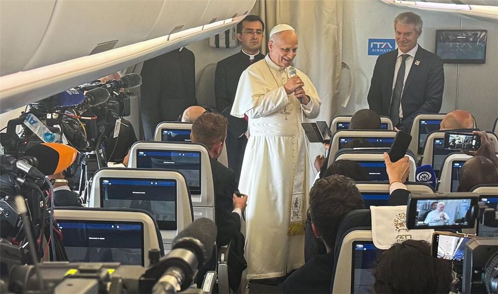 Der Papst kam im Flugzeug zu den mitreisenden Journalisten.