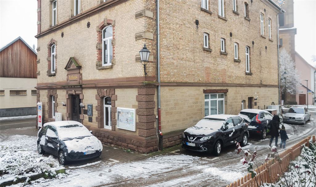 Der Parkdruck rund ums Rathaus in Ölbronn ist hoch. Das ist ein Problem, das im Rahmen der Gemeindeentwicklung in Ölbronn-Dürrn gelöst werden soll. Foto: Fotomoment
