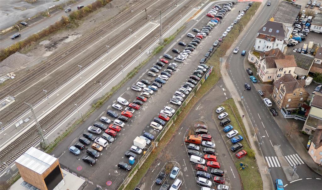 Der Parkplatz „Lienzinger Tor“ mit dem direkt am Bahnsteig verlaufenden Radweg zum neuen Fahrradparkhaus. Foto: Fotomoment