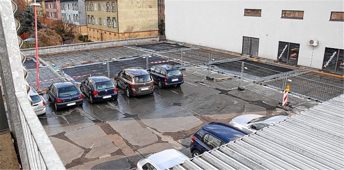 Der Parkplatz beim Rewe ist schon seit einiger Zeit eine Baustelle. Wegen der aufgrund der Sanierung teilweise gesperrten Fläche ist die Zahl der Stellplätze knapper geworden. Fotos: Sadler