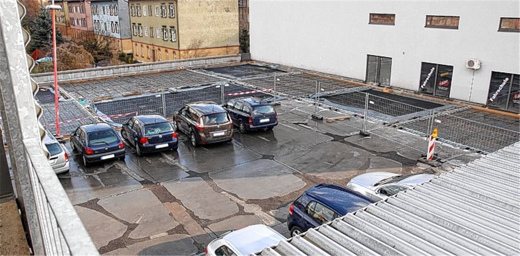 Der Parkplatz beim Rewe ist schon seit einiger Zeit eine Baustelle. Wegen der aufgrund der Sanierung teilweise gesperrten Fläche ist die Zahl der Stellplätze knapper geworden. Fotos: Sadler