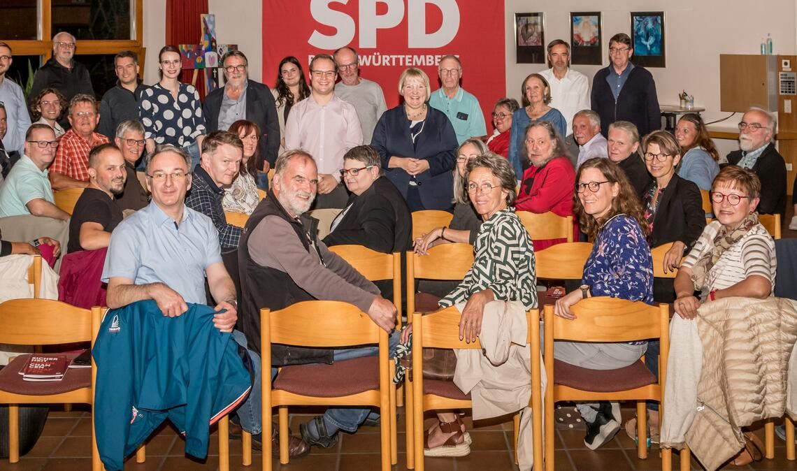Der Parteitag dient dem Austausch der Genossen über das Erreichte und das, was noch zu tun ist. Katja Mast (hinten, Bildmitte) berichtet über ihre Arbeit. Foto: SPD/Valdivieso