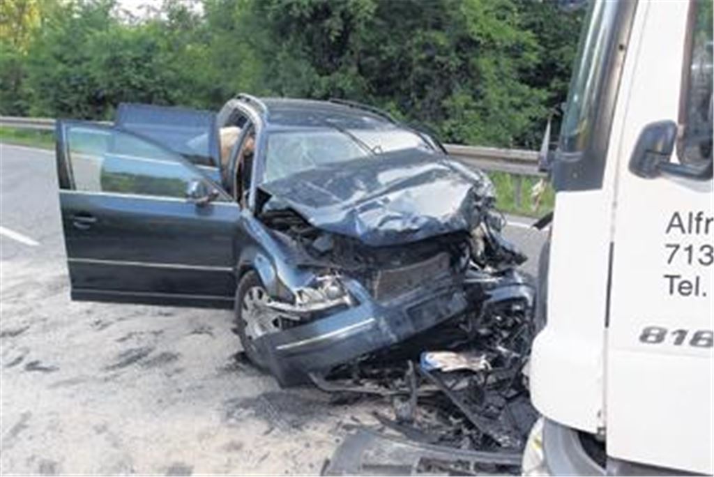 Der Passat des 29-Jährigen, der laut Polizei alkoholisiert am Steuer seines Wagens saß, wird beim Zusammenstoß total zerstört. 
Foto:Fotomoment