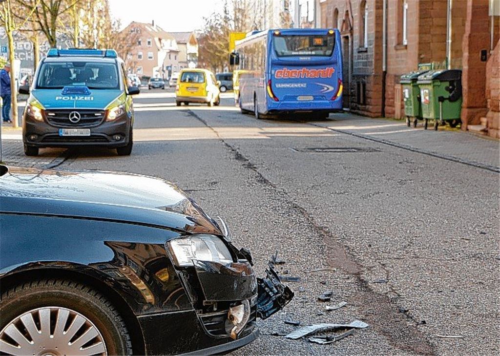 Vorfahrt missachtet: Auto prallt auf Bus